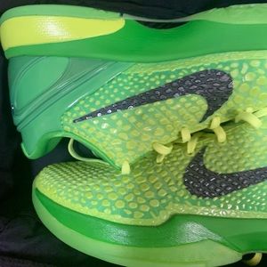 Nike Kobe grinches new with both laces red and green